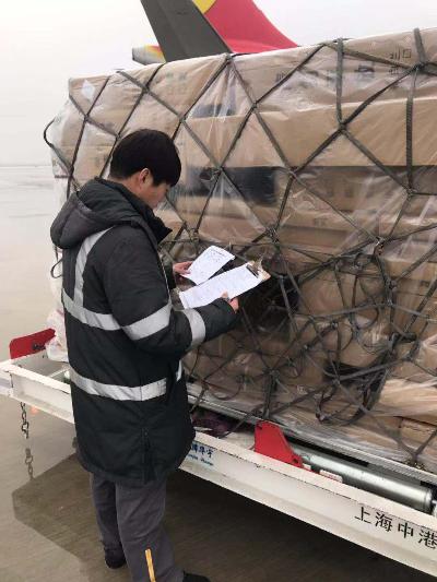 李扬在机坪上认真核对各种单据.jpg