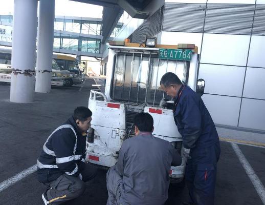 王洪林、马国权正在机坪检修车辆.jpg