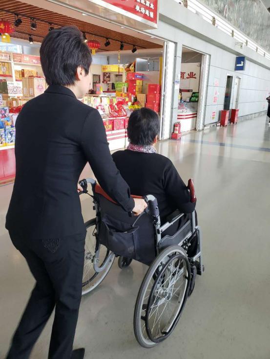 海航地服卢娟服务旅客工作现场.jpg