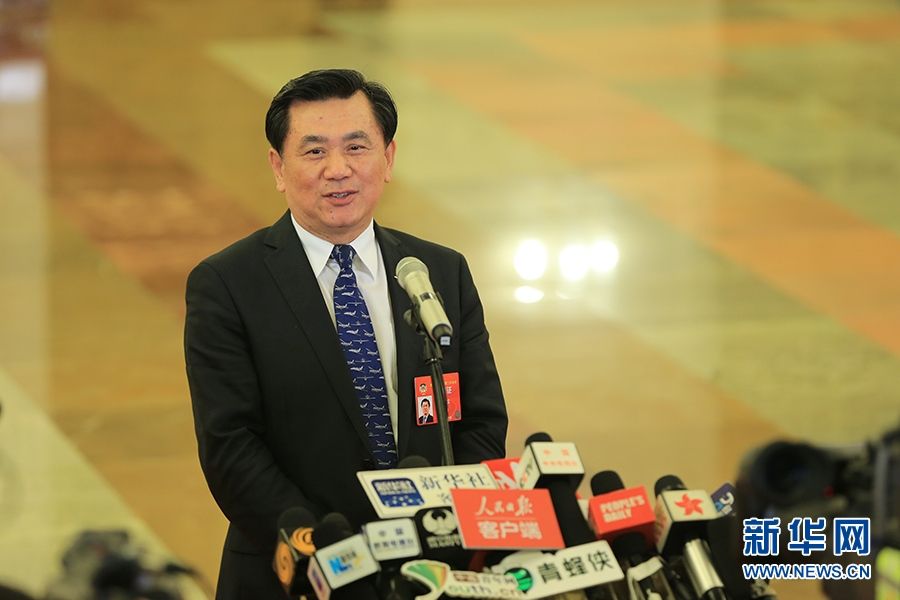 民航受关注:冯正霖局长两会第一个走“部长通道”接受采访484853_ 民航受关注:冯正霖局长两会第一个走“部长通道”接受采访
