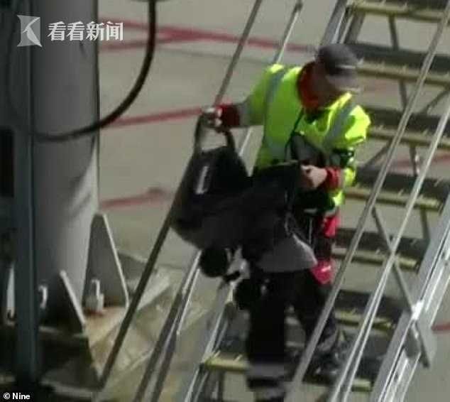 女乘客航班上主动帮助哭闹婴儿 婴儿却突然死了491141_ 女乘客航班上主动帮助哭闹婴儿 婴儿却突然死了