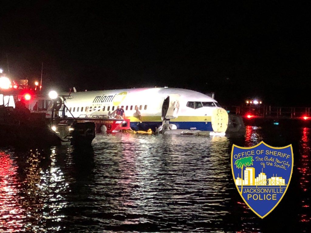 737乘客称着陆时多次反弹!爬机翼坐木筏脱险492263_ 737乘客称着陆时多次反弹!爬机翼坐木筏脱险