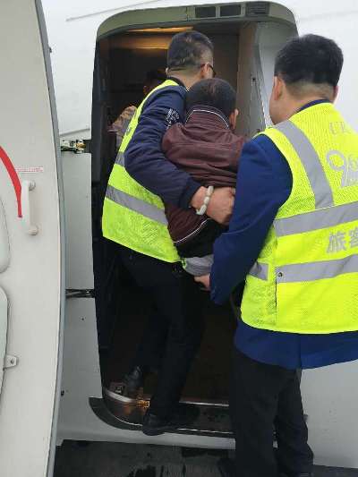 图:因客舱内通道狭窄,胡书源一人将旅客抱至座位上.jpg