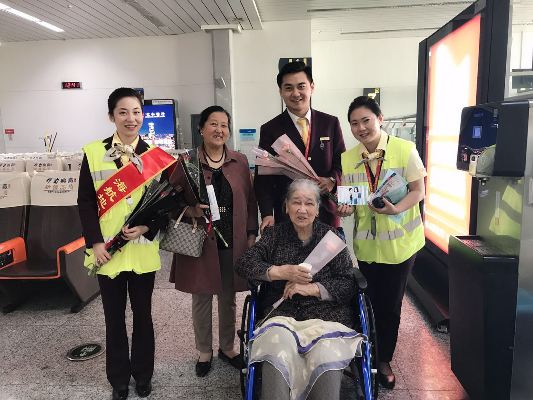 海航地服新疆分公司员工为旅客发放康乃馨.jpg