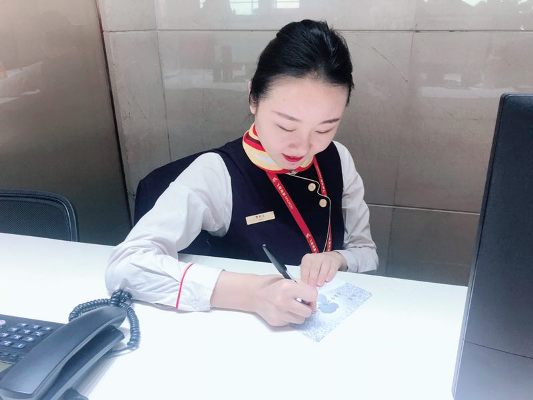 图:海航地服新疆分公司员工为母亲写明信片.jpg