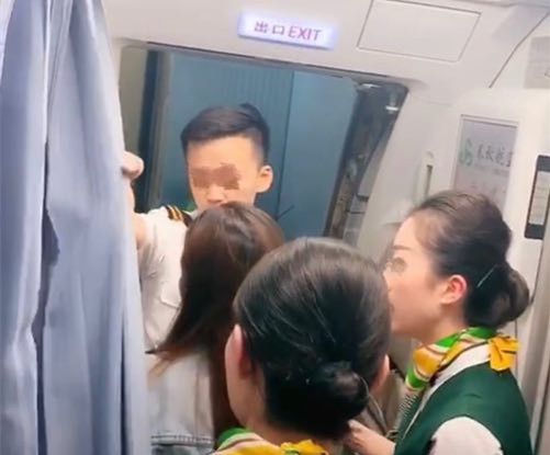 为等家属堵机舱门?春秋航空:旅客已自愿终止行程493601_ 为等家属堵机舱门?春秋航空:旅客已自愿终止行程