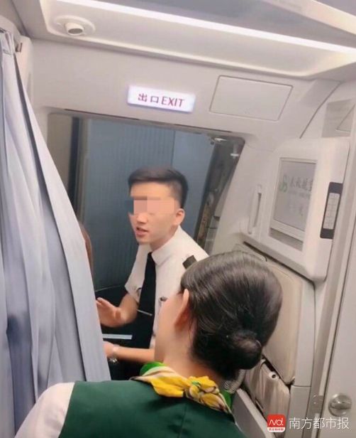 网友呼吁将曼谷“堵舱门”当事人列入黑名单!493729_ 网友呼吁将曼谷“堵舱门”当事人列入黑名单!