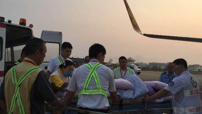 海航地服海口分公司工作人员协助医护人员保障旅客登机.jpg