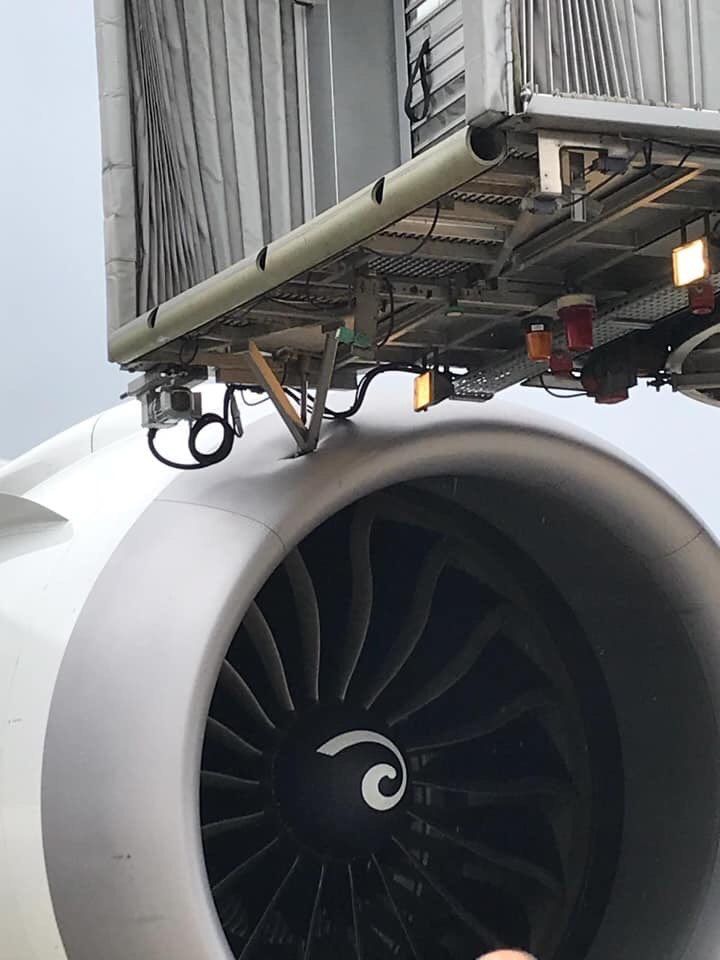 法国航空787飞机与廊桥发生剐蹭 发动机受损494791_ 法国航空787飞机与廊桥发生剐蹭 发动机受损