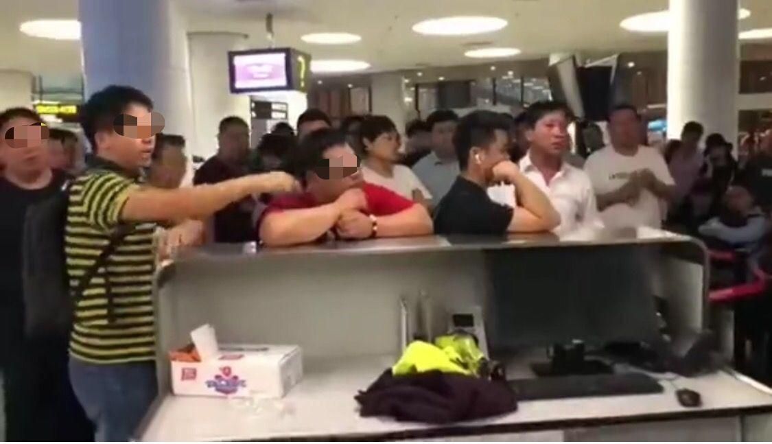 航班延误乘客要求工作人员下跪道歉 航司:希望互相理解494995_ 航班延误乘客要求工作人员下跪道歉 航司:希望互相理解