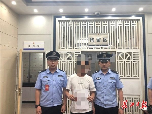 男子飞机上劝邻座关手机,不料口角变成挥拳相向495199_ 男子飞机上劝邻座关手机,不料口角变成挥拳相向
