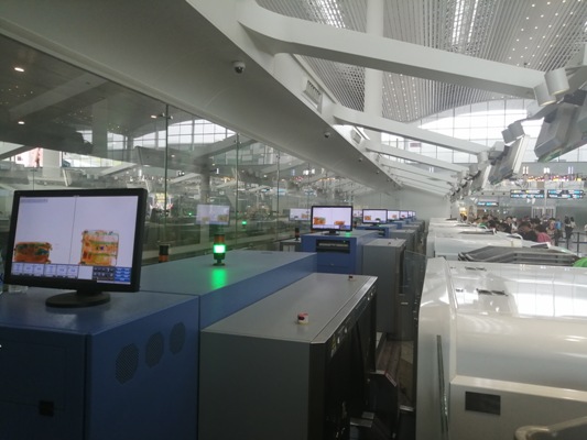 T2值机柜台定检后的安检机在正在运行中.jpg