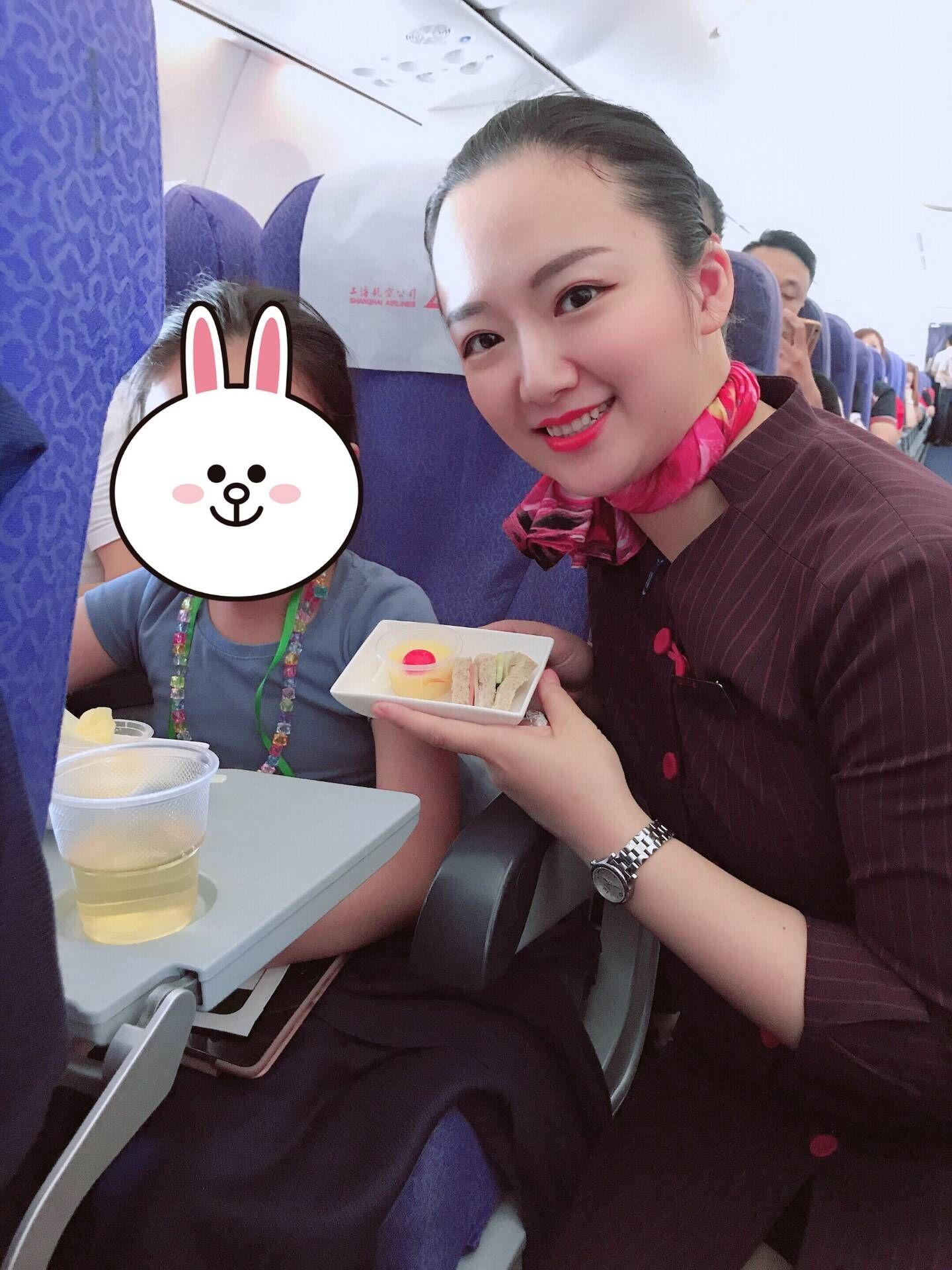 上航乘务员成为“无成人陪伴儿童”空中妈妈500077_ 上航乘务员成为“无成人陪伴儿童”空中妈妈