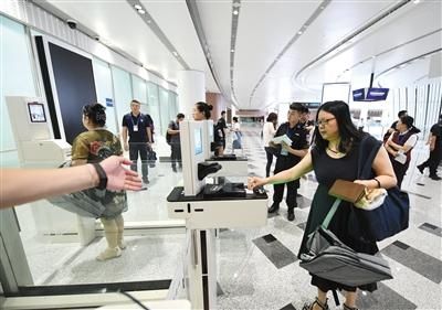 大兴机场首次大考“旅客”刷脸值机500467_ 大兴机场首次大考“旅客”刷脸值机
