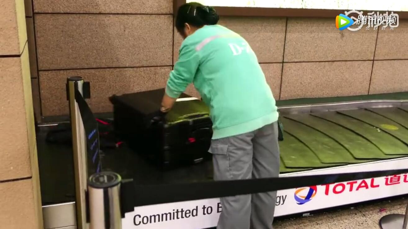 点赞魔都!在浦东机场 行李箱被这样“温柔以待”501455_ 点赞魔都!在浦东机场 行李箱被这样“温柔以待”