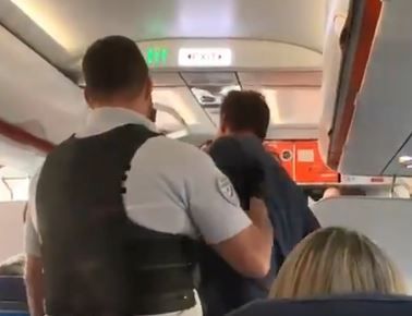 英国两名乘客因恶意攻击机组人员被赶下飞机502479_ 英国两名乘客因恶意攻击机组人员被赶下飞机