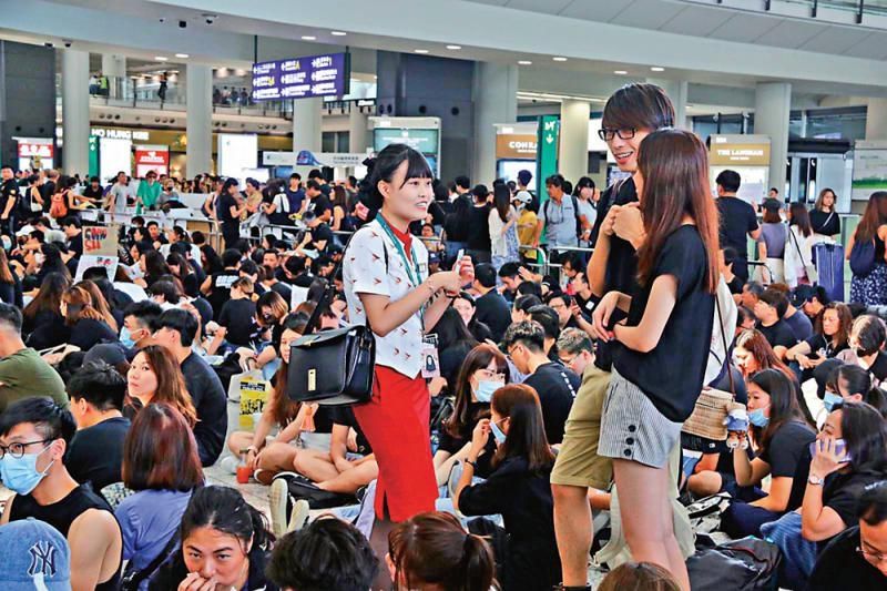 停飞暴动机长前 仍有国泰航空空姐参与非法集会502897_ 停飞暴动机长前 仍有国泰航空空姐参与非法集会