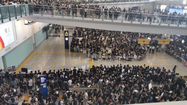 香港机场恢复办登机手续,黑衣人扬言“再接机”503069_ 香港机场恢复办登机手续,黑衣人扬言“再接机”