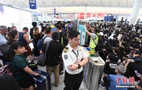 香港官员:机场停运令香港付出沉重代价 确保安全才考虑重开503071_ 香港官员:机场停运令香港付出沉重代价 确保安全才考虑重开