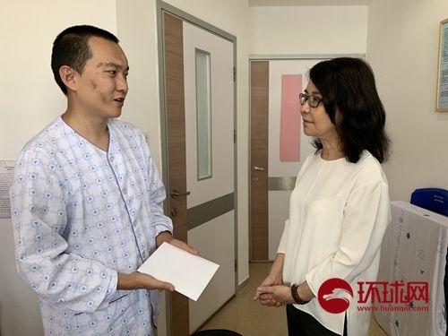 香港机场高管向付国豪送上总裁致歉信 归还个人物品503451_ 香港机场高管向付国豪送上总裁致歉信 归还个人物品