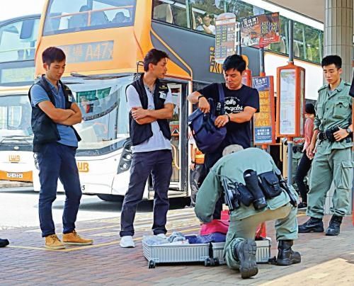 香港警察成功瓦解“和你塞3.0” 截搞事者防瘫机场505703_ 香港警察成功瓦解“和你塞3.0” 截搞事者防瘫机场