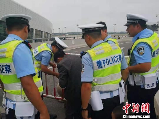 男童头部被卡护栏 郑州机场交警3分钟成功施救506401_ 男童头部被卡护栏 郑州机场交警3分钟成功施救