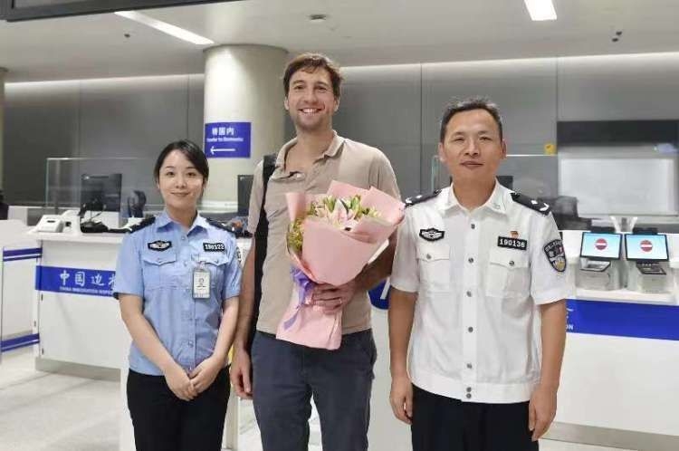浦东机场卫星厅迎来首批出入境中转旅客:这样转机方便多了!506515_ 浦东机场卫星厅迎来首批出入境中转旅客:这样转机方便多了!