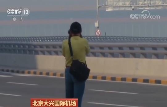 任性“打卡”留念 影响大兴机场的安全出行508269_ 任性“打卡”留念 影响大兴机场的安全出行