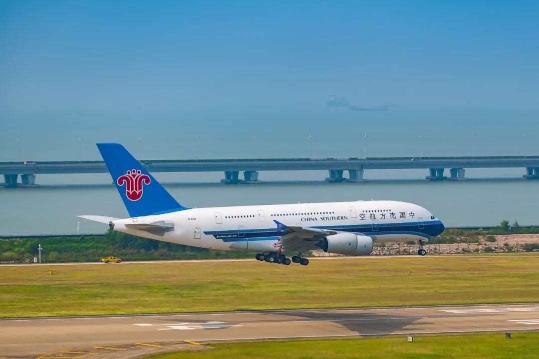 冬春航季首日 “空中巨无霸”重返深圳机场511003_ 冬春航季首日 “空中巨无霸”重返深圳机场