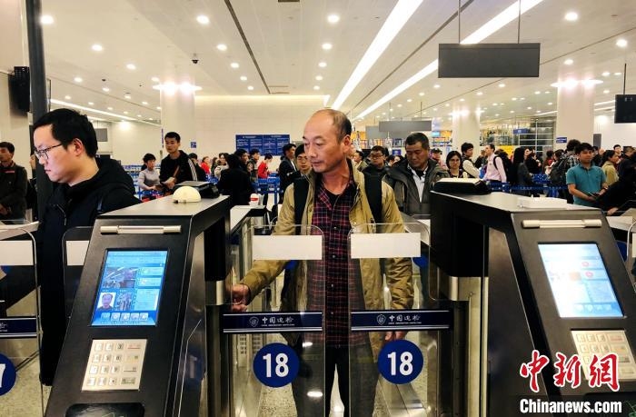 春运首周 上海浦东机场口岸出入境人数日均逾11万519615_ 春运首周 上海浦东机场口岸出入境人数日均逾11万