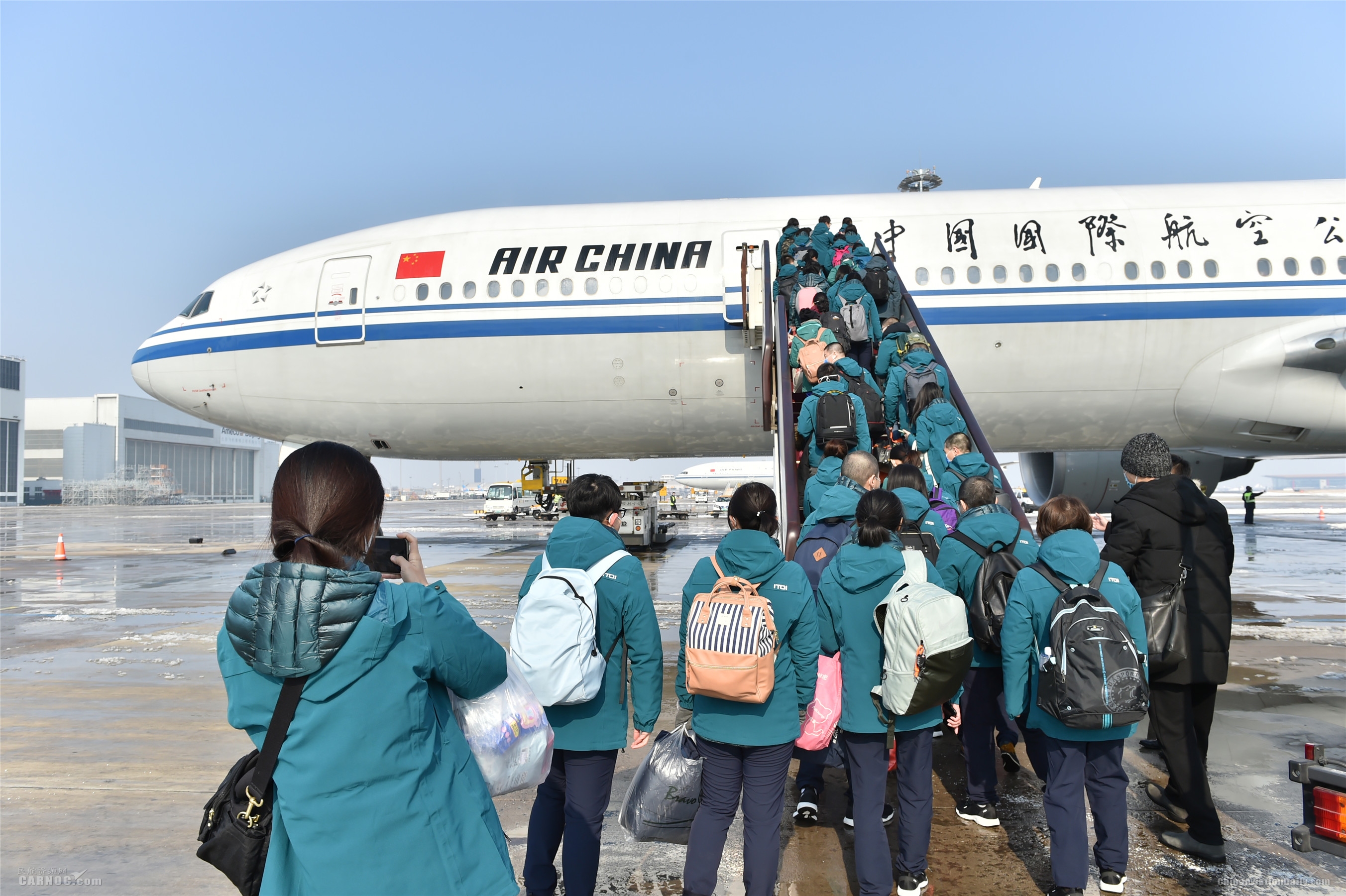 国航两架包机再送668名医疗人员驰援武汉521889_ 国航两架包机再送668名医疗人员驰援武汉