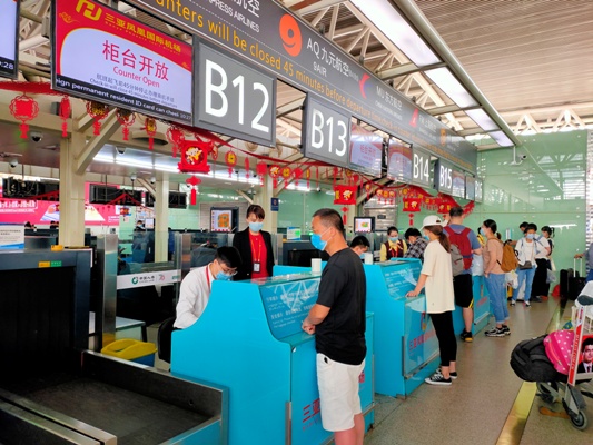 配图:杨娜现场检查值机柜台.jpg