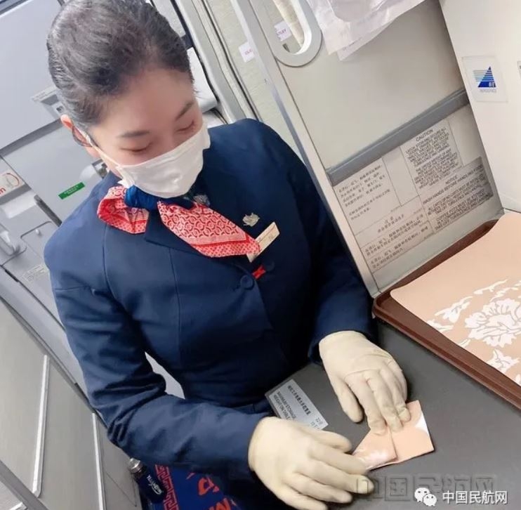 走心!旅客手机追剧 空乘小姐姐送来手叠支架537667_ 走心!旅客手机追剧 空乘小姐姐送来手叠支架