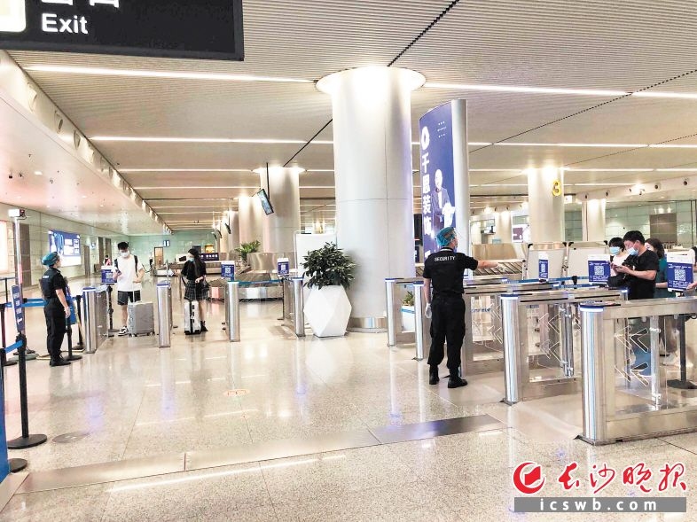 黄花机场启用自助健康码闸机验证通道 旅客最快3秒“零接触”通关537863_ 黄花机场启用自助健康码闸机验证通道 旅客最快3秒“零接触”通关
