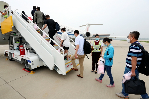 3.旅客登机。沈铁摄.JPG