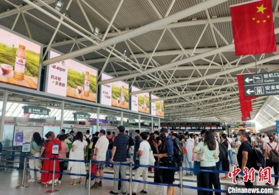 三亚机场内,旅客排队过检。陈璐供图