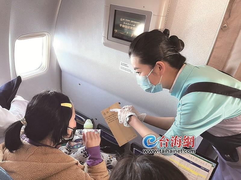飞机上孩子哭闹不停,聋哑妈妈手足无措 暖心空姐化身妈妈安抚宝宝557349_ 飞机上孩子哭闹不停,聋哑妈妈手足无措 暖心空姐化身妈妈安抚宝宝