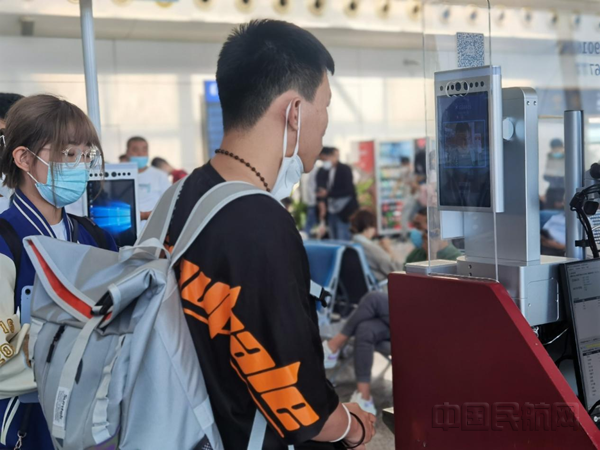 旅客进行“刷脸”登机