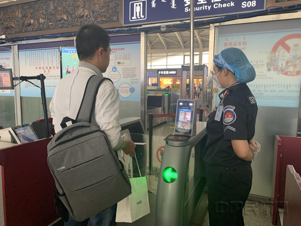 旅客进行安检通道复核(本文图片由王敏拍摄)
