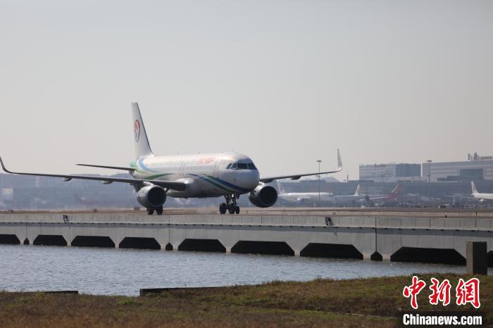 国内机场首套跑道端绕滑道系统投入运行,预计可减少约70%落地航班穿越起飞跑道的情况 上海机场供图
