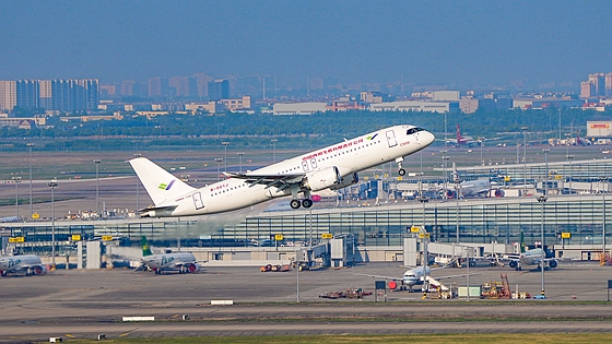 C919大飞机：首家用户 首架飞机 首次飞行