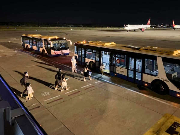 吉祥航空执行特殊航班接回滞留三亚旅客589865_ 吉祥航空执行特殊航班接回滞留三亚旅客
