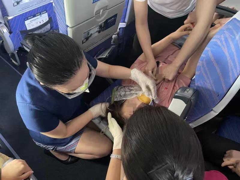 万米高空乘客突发心脏病 中医团队施援手590541_ 万米高空乘客突发心脏病 中医团队施援手