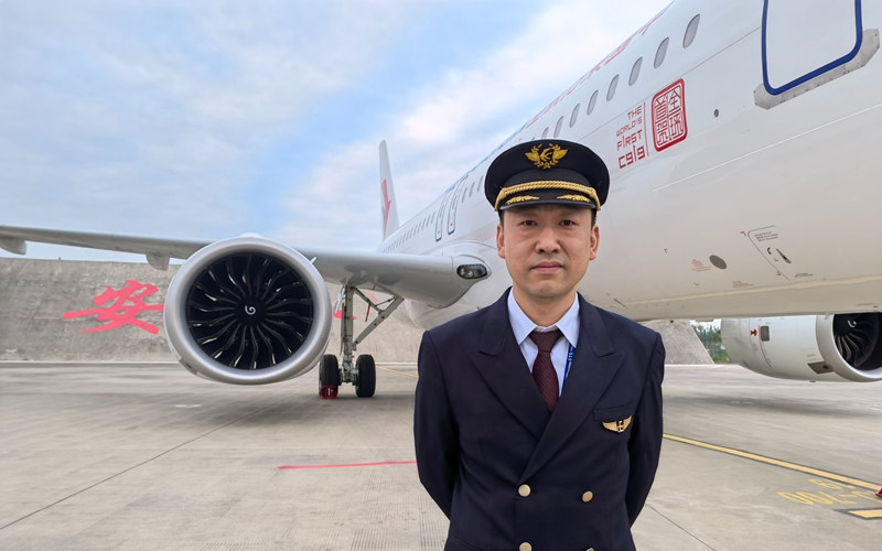 东航C919“首秀”机组成员尚峰:期待驾驶大飞机飞往祖国各地596067_ 东航C919“首秀”机组成员尚峰:期待驾驶大飞机飞往祖国各地