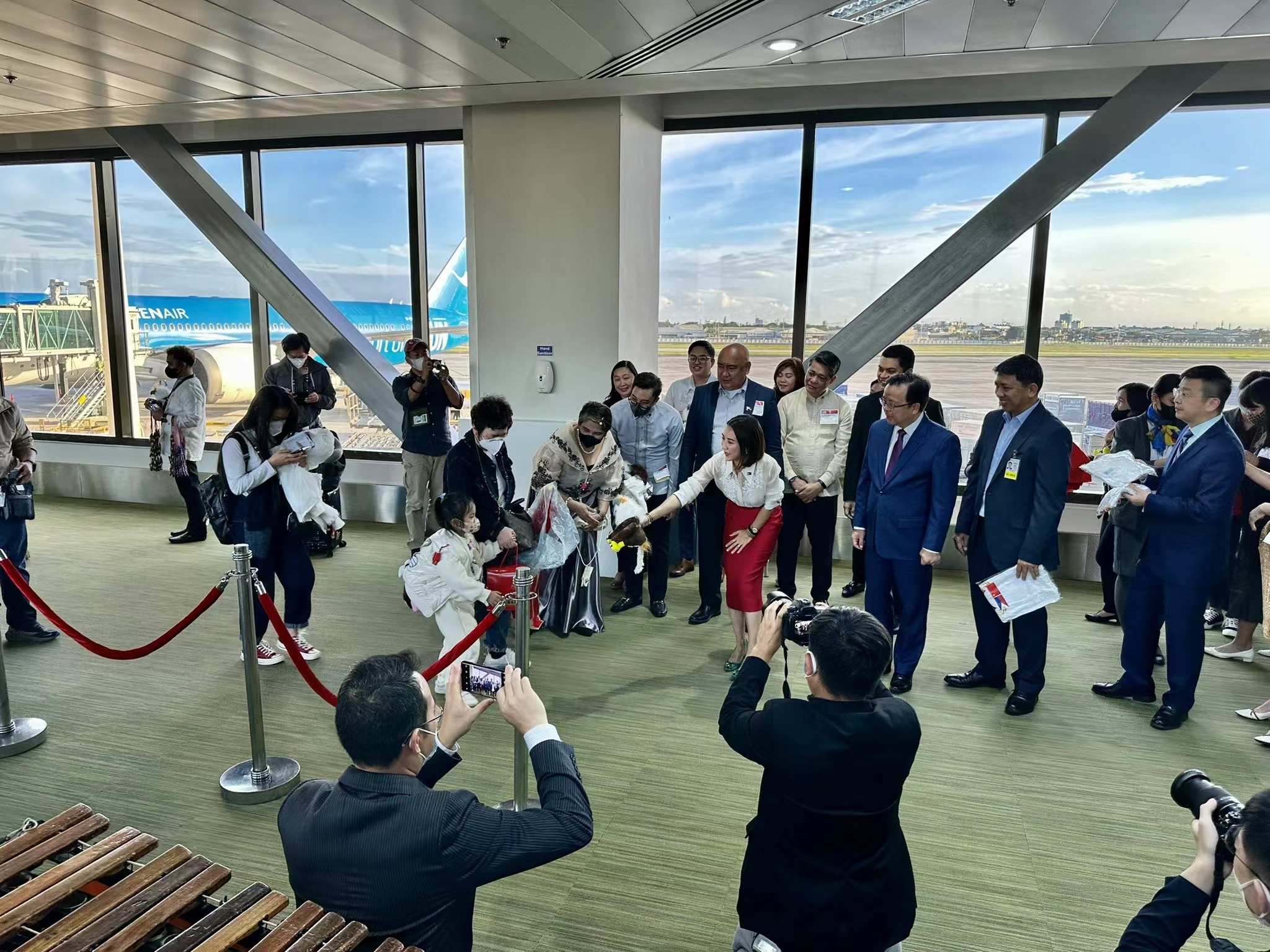 厦航运载新春中国旅客抵达马尼拉 菲旅游部长接机598721_ 厦航运载新春中国旅客抵达马尼拉 菲旅游部长接机