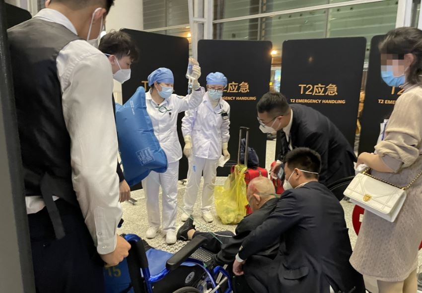 七旬老人摔倒流血丧失意识 南航员工全力协助转危为安599479_ 七旬老人摔倒流血丧失意识 南航员工全力协助转危为安