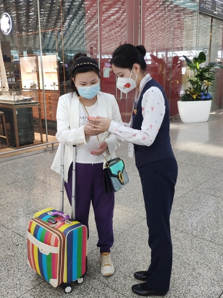 真情暖人心 微笑待旅客 ——记深航地面服务部一“旅”阳光日行一善合集602246_ 真情暖人心 微笑待旅客 ——记深航地面服务部一“旅”阳光日行一善合集