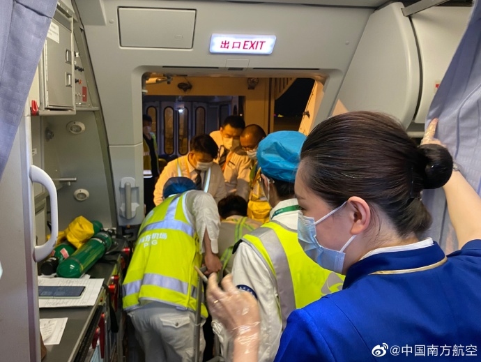 万米高空旅客突然呼吸困难,南航紧急备降上海浦东机场604567_ 万米高空旅客突然呼吸困难,南航紧急备降上海浦东机场
