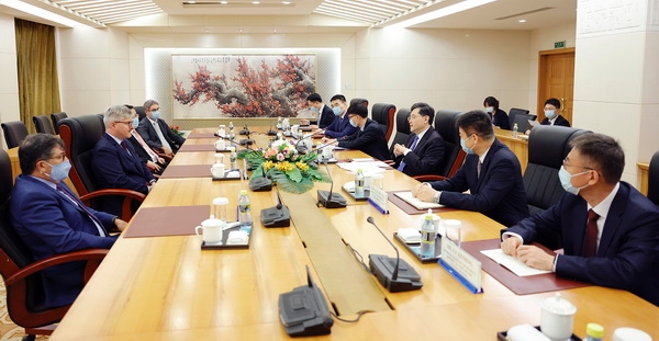 秦刚会见国际民航组织秘书长萨拉萨尔605467_ 秦刚会见国际民航组织秘书长萨拉萨尔