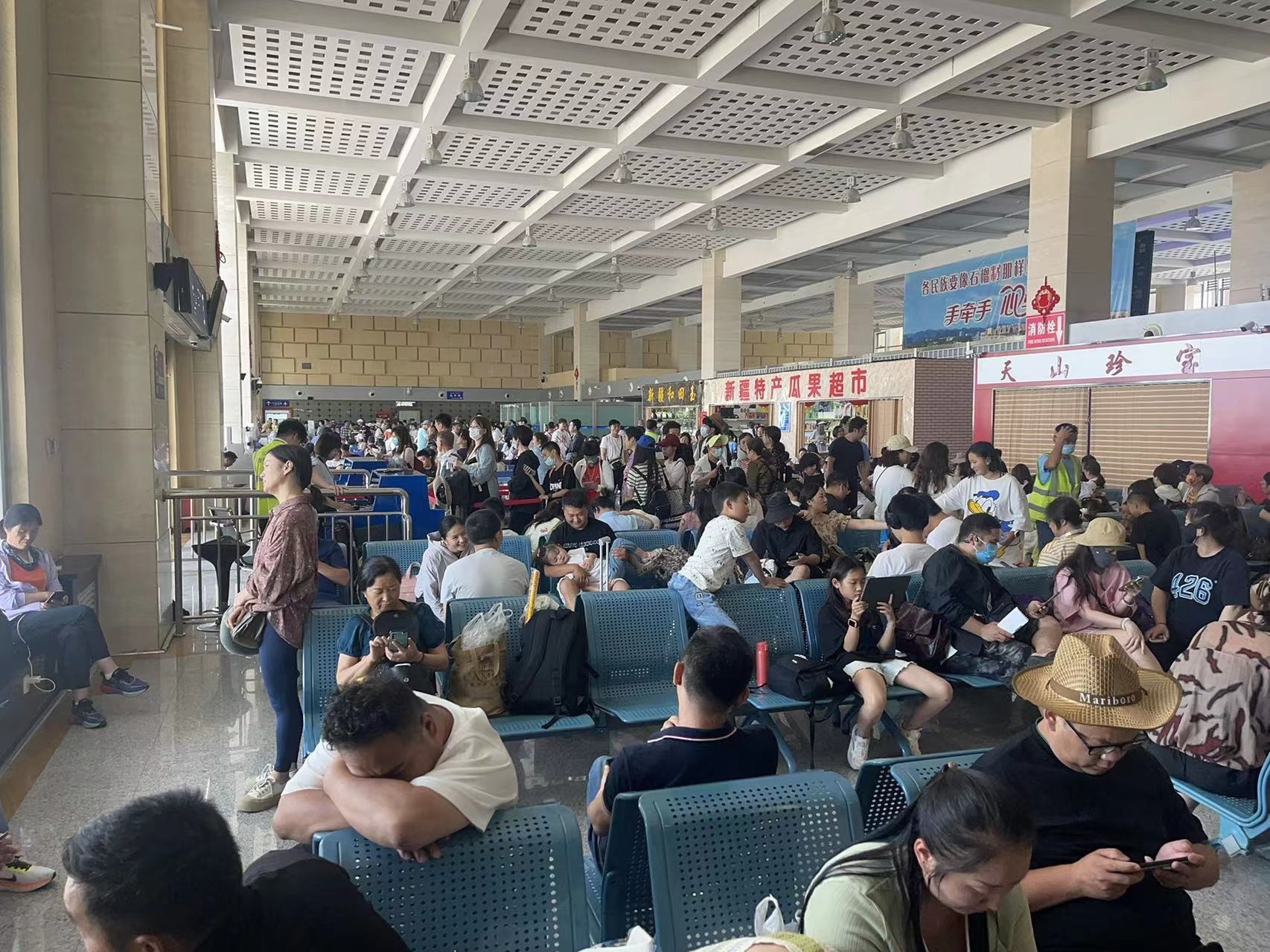 吐鲁番机场月度客流再创新高 旅客吞吐量突破39500人次608065_ 吐鲁番机场月度客流再创新高 旅客吞吐量突破39500人次
